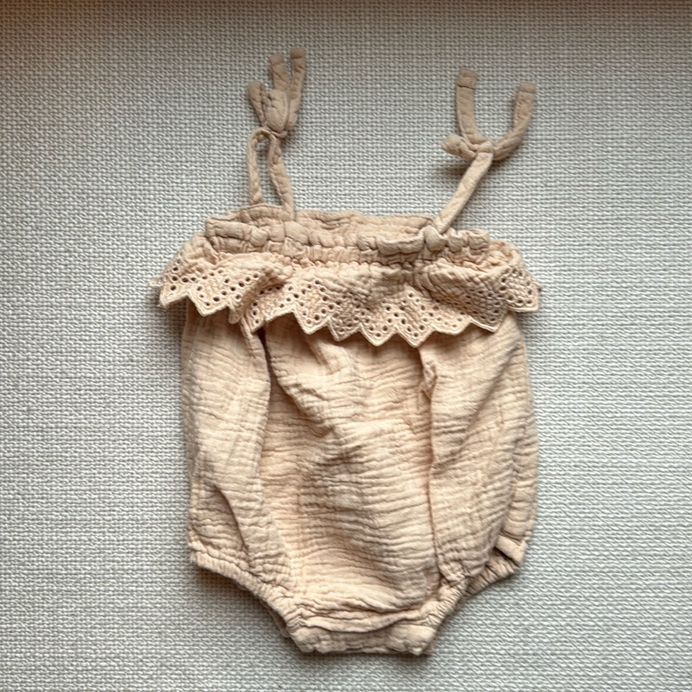 Rylee & Cru ruffle romper // Shell // 3-6 months
